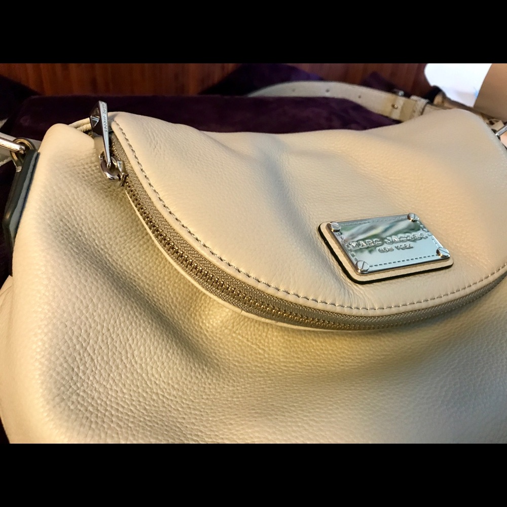 Marc Jacobs Classic Leather Messenger Bag - Picture 7 of 8